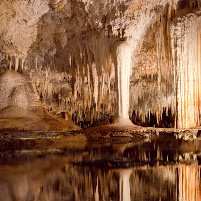 Margaret River Lake Cave with stunning stalactites and stalagmites (clone)